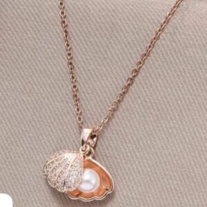 Shell Pearl Pendant Necklace